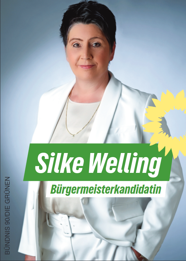 Wahlplakat; Silke Welling lächelnd im weißen Anzug; Text Bürgermeisterkandidatin BÜNDNIS 90 / DIE GRÜNEN