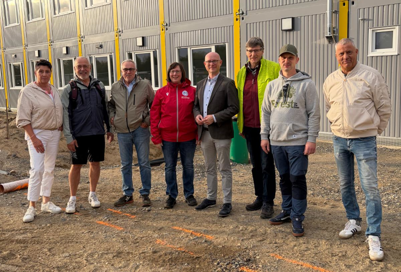 Vor der Containerschule in Löhne-Ort: Silke Welling (von links), Reinhard Kempe, Ralf Jaworski, Natascha Nemetschek, Christian Antl, Dieter Falkenstern, Patrick Sasse, Wolfgang Welling