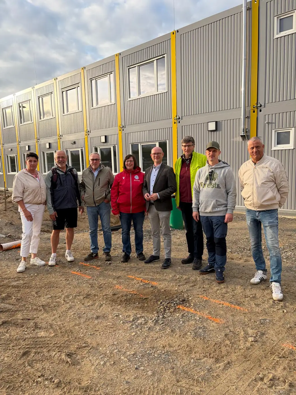Vor der Containerschule in Löhne-Ort. Von Links: Silke Welling, Reinhard Kempe, Ralf Jaworski, Natascha Nemetschek, Christian Antl, Dieter Falkenstern, Patrick Sasse, Wolfgang Welling
