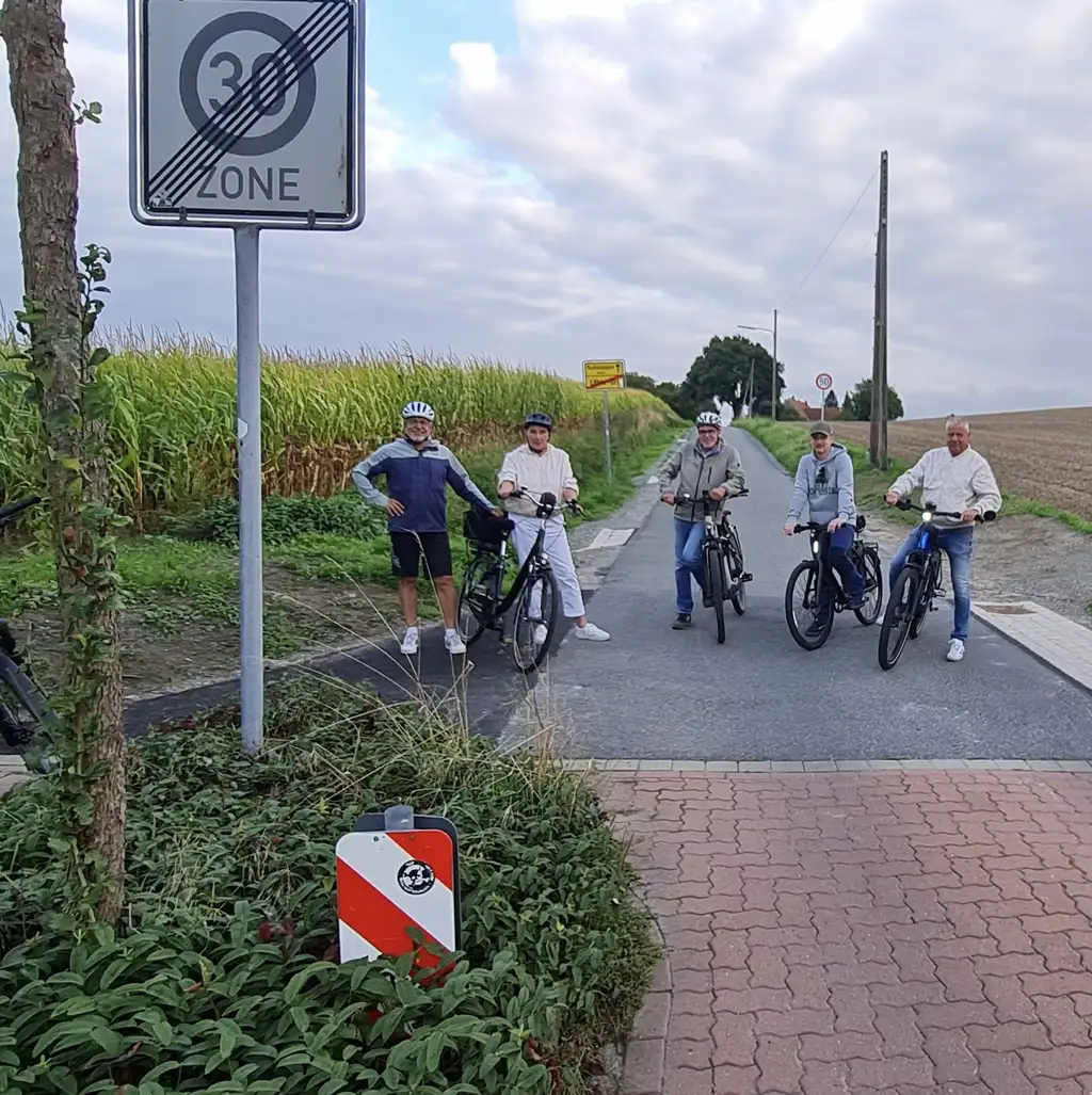 Gruppenfoto auf Straße vor Feld
