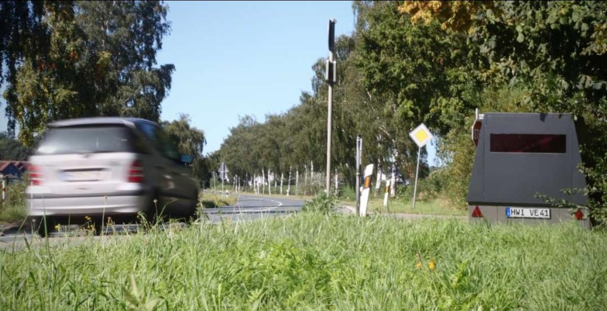 Mobiler Blitzer an der Ellerbuscher Straße. Ein Auto fährt vorbei.