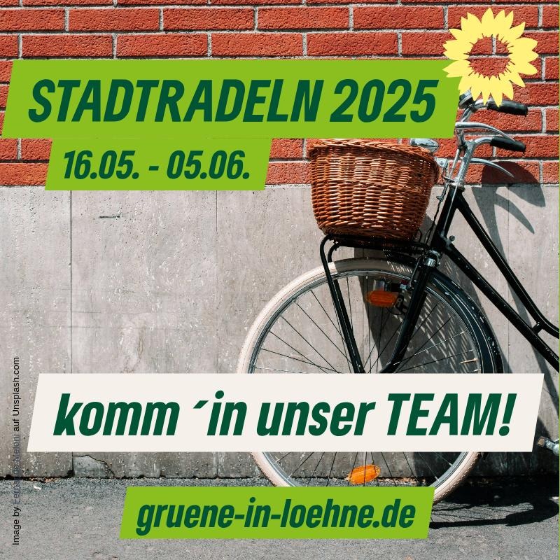 Promoplakat Rad vor einer roten Backsteinmauer. Stadtradeln 2025 16.05. - 05.06. komm' in unser TEAM! gruene-in-loehne.de
