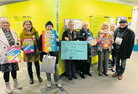 Mitglieder von Omas gegen Rechts sowie weitere Personen im Foyer des Rathauses